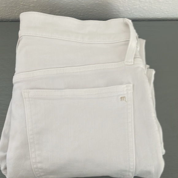 Madewell Mid-Rise Kickout white jeans. Size 30. - Picture 6 of 6
